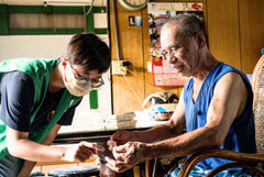 科技加值送餐服務，避免孤獨死！27歲的她打開銀色大門溫暖長輩胃與心