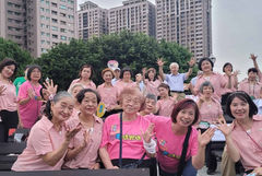 被拒12次也不放棄！88歲志工奶奶把孤立長輩「挖」出家門：照顧人、也被照顧就是幸福