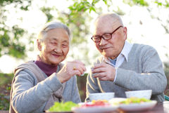 94歲奶奶喊好餓，喝完兩罐牛奶安詳離世！斷食未必能善終，不如好好吃到人生最後