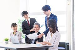 七代同堂衝擊職場，經驗反而是絆腳石？高年級保有幸福感的3個忠告