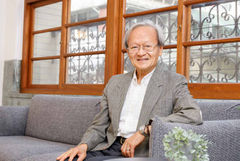 銀力時代專欄｜93歲爺爺天天「上班」！小鎮醫師的大夢：用社會處方取代不必要的打針吃藥