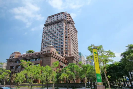 國泰金控4總部、23據點，獲國際碳中和標準查證！先減碳、導綠電、後碳權抵換策略，為2050邁向淨零重大里程碑