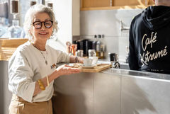 跟年輕人共事，比美容液還回春！82歲優雅奶奶的哲學：不跟討厭鬼聚會