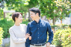 不舒服卻裝沒事、總說反正看醫生也沒用！破解家人拒絕就醫的心結，4招溫柔說服