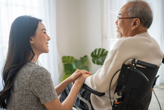 連納骨儀式都不用出面！ 把照顧外包的「代理家人」如何成為日本子女的救贖