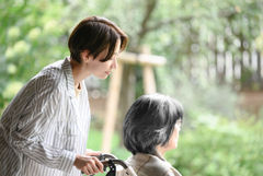 最好的長照保險，是任勞任怨的女兒或媳婦？為照顧離職、放棄人生規劃才是孝順？