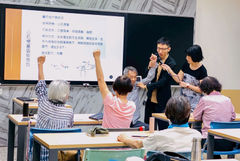 「我不要畢業！」74歲大哥一句話，讓這所大學獨創10年學制，還吸引回頭客繼續念