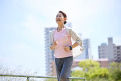 聰明慢老專欄︱通勤、散步也能變健康？「主動步行法」讓你走路變快、不痠痛、還能長高