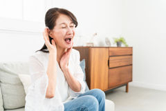 耳鳴久了會影響聽力嗎？聽力變差怎麼辦？醫師傳授守住大腦與生活品質的方法