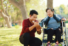 子女苦勸媽媽植牙卻被拒！到宅牙醫范綱信：照顧者想給的，不一定是長輩真正要的