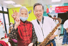 退休比上班還忙！72歲的他從零學薩克斯風、每週玩3個樂團，活出「免吃藥」的老後
