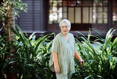 不再糾結「老態」！80歲陶曉清摔跤3次體悟：改不掉急性子，就用拐杖提醒自己慢慢來