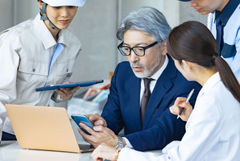 百歲人生新典範專欄︱AI代理人怎麼為員工加值？日立、全家、樂天的日本經驗，3招讓員工成為「數位鋼鐵人」
