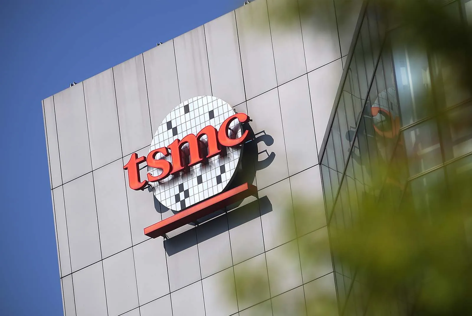 Taiwan Stocks Hit Record High as TSMC Leads Rally Ahead of Q1 Earnings