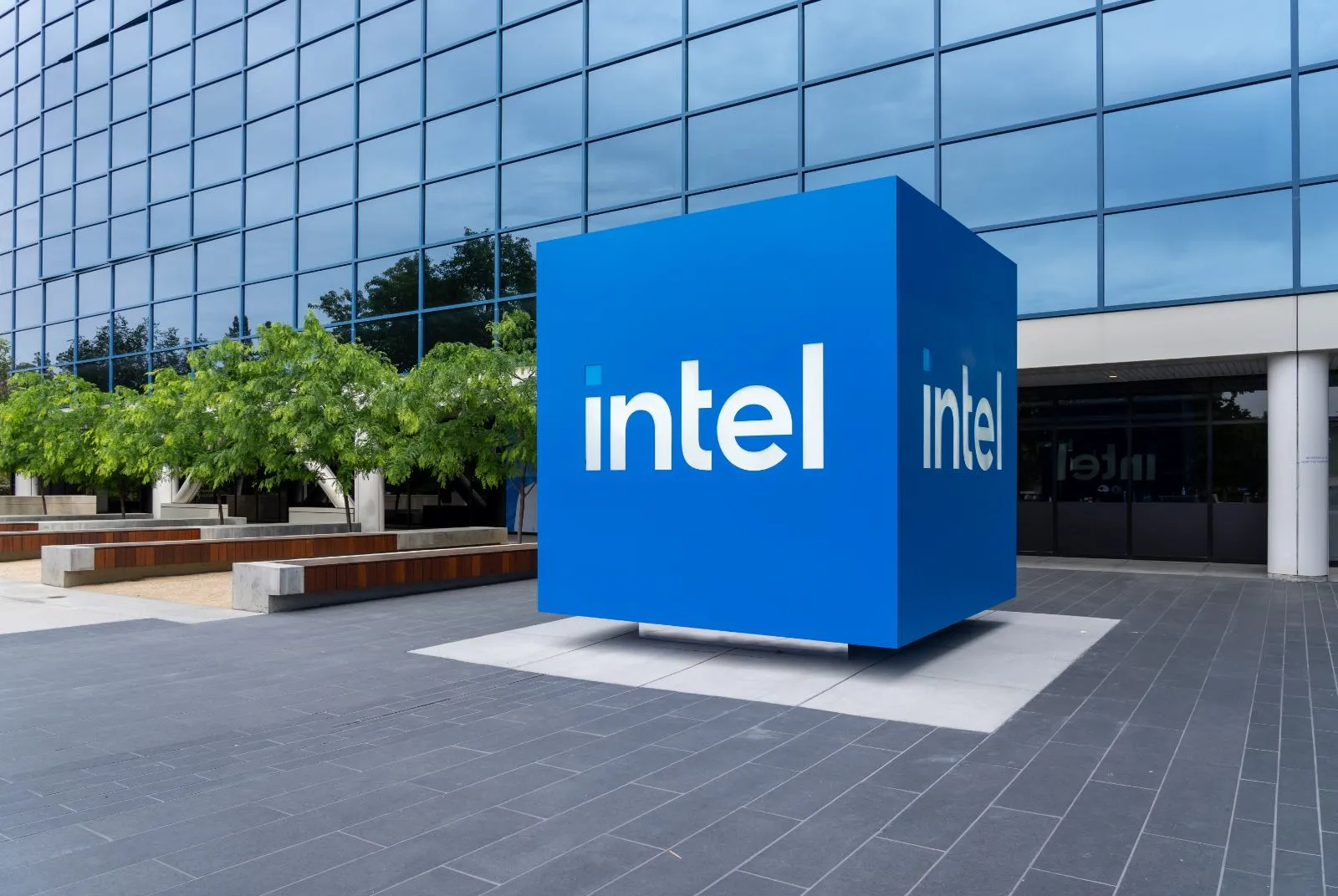 Intel to Invest EUR5 Billion in Ireland to Expand AI Chip Production