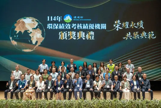 榮耀永續，共築典範！各縣市共築環境治理版圖，如何用綠色治理拼出臺灣氣候安全網？環境部績效考核頒獎典禮：看見中央與地方「同島一命」的跨域聯防與地方自決奇蹟。