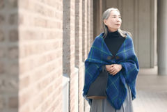 不必刻意裝年輕！日本作家57歲停止染髮：接受白髮，是與未來自己和好的方式