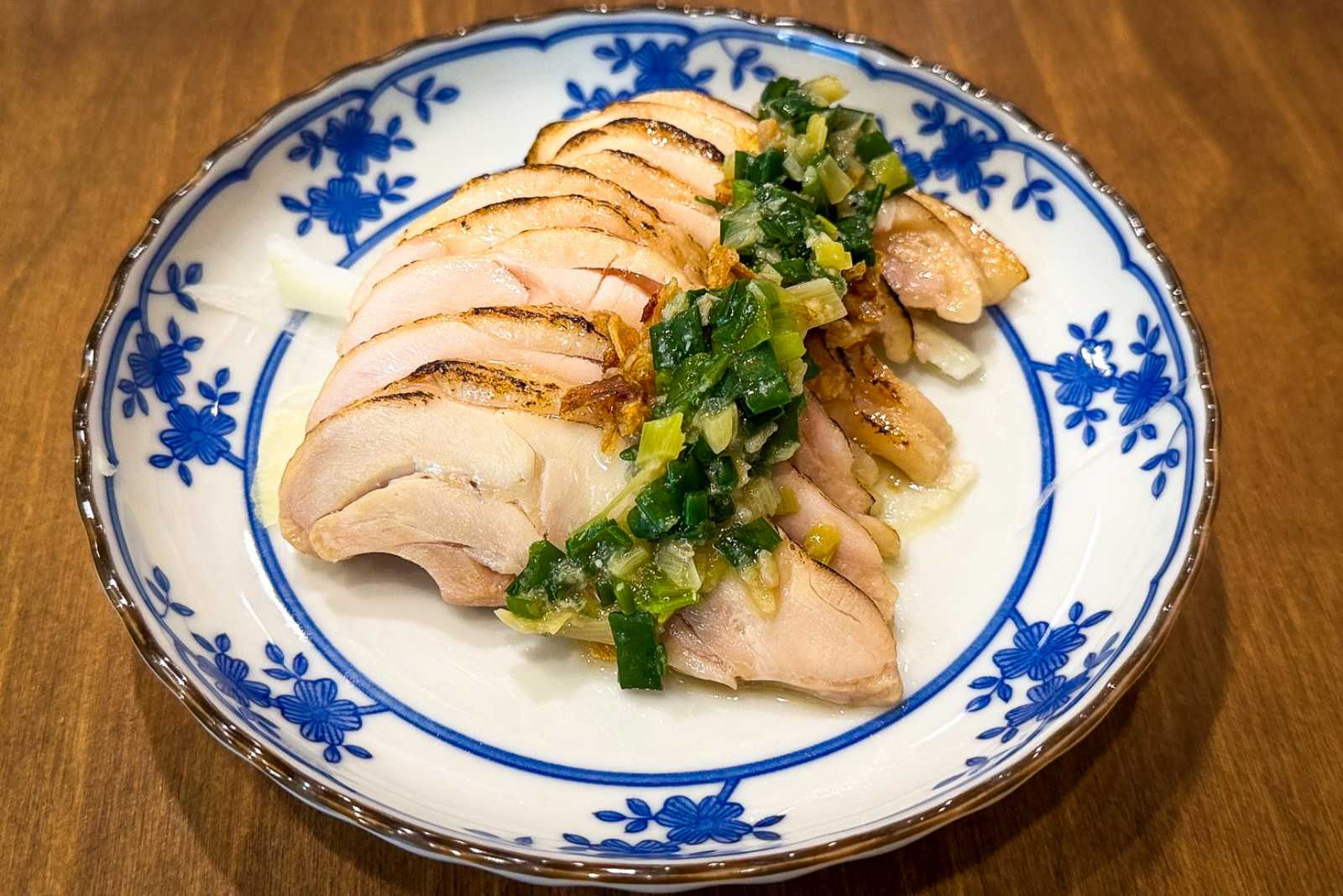 在101高樓縫隙裡吃必比登手切滷肉飯、蔥油雞　傳統滷香的創新滋味