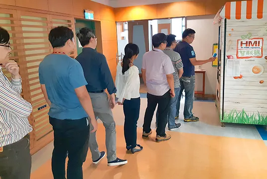 【專欄】譚景文：全台唯一大排長龍的自動販賣機　不賣汽水賣幸福