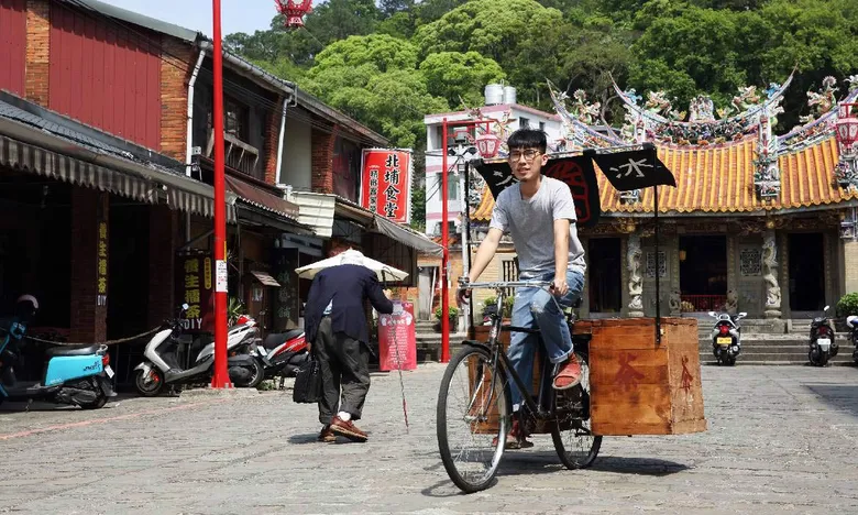 北埔老街巷弄飄茶香,佐京茶陶 騎武車賣東方美人茶