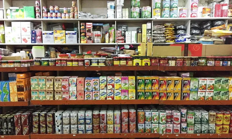 泡完冷泉逛蘇澳中原市場,古早味美食、飲料、讓人目不暇給雜貨店,憶起童年回憶