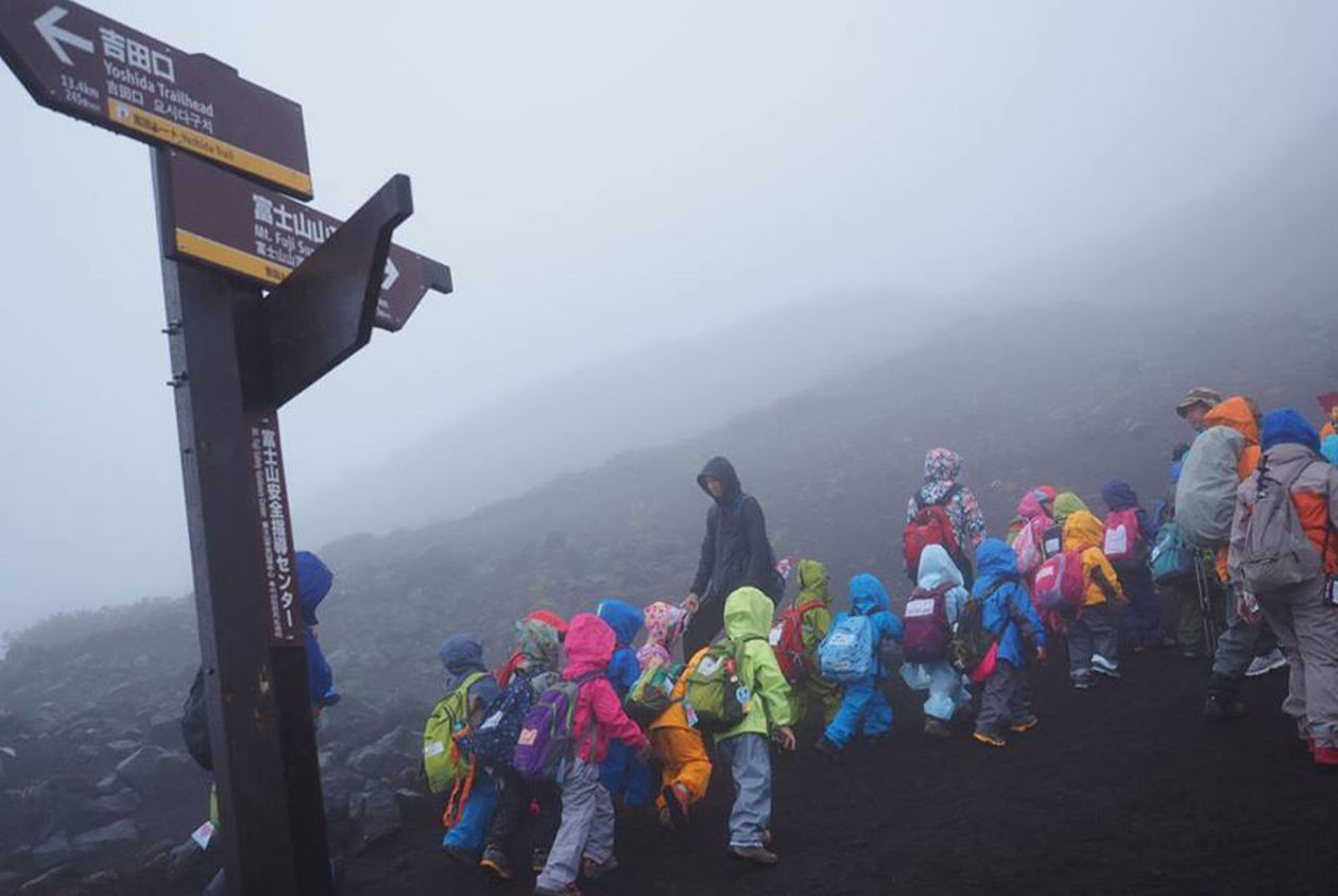 日本幼兒園登富士山！想保護孩子？最危險的，是讓他們什麼都「不敢」