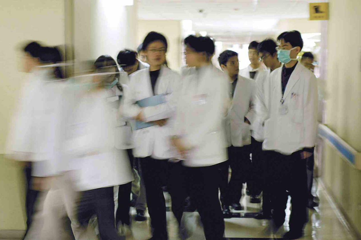 台大3年就停辦　各校搶設學士後醫學系，台灣真的缺醫生嗎？