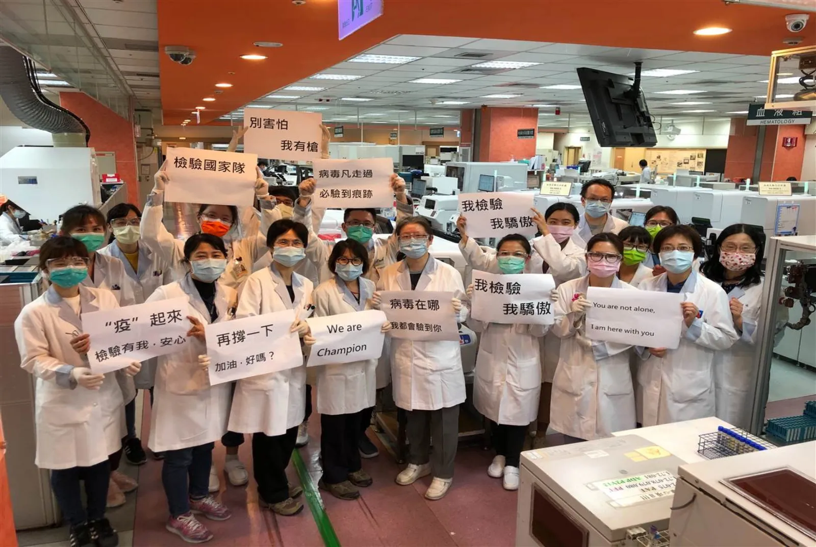 【國家生技醫療品質獎】完成每日5800人次的核酸檢測量能,連續18年通過國際標準認證,並致力相關研究,打造世界級水準的新興感染症檢驗平台