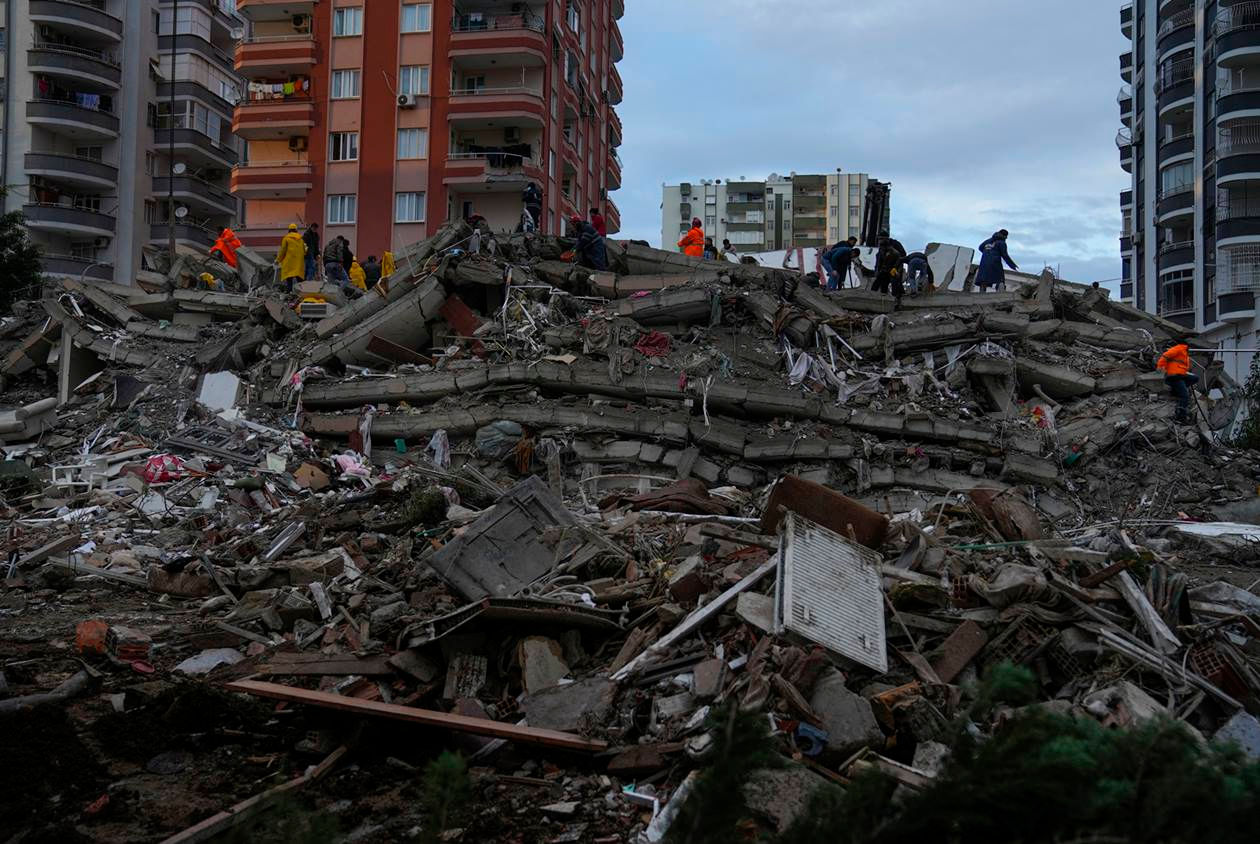 土耳其強震　建築倒塌如鬆餅、至少4800死，這一次為何這麼慘？
