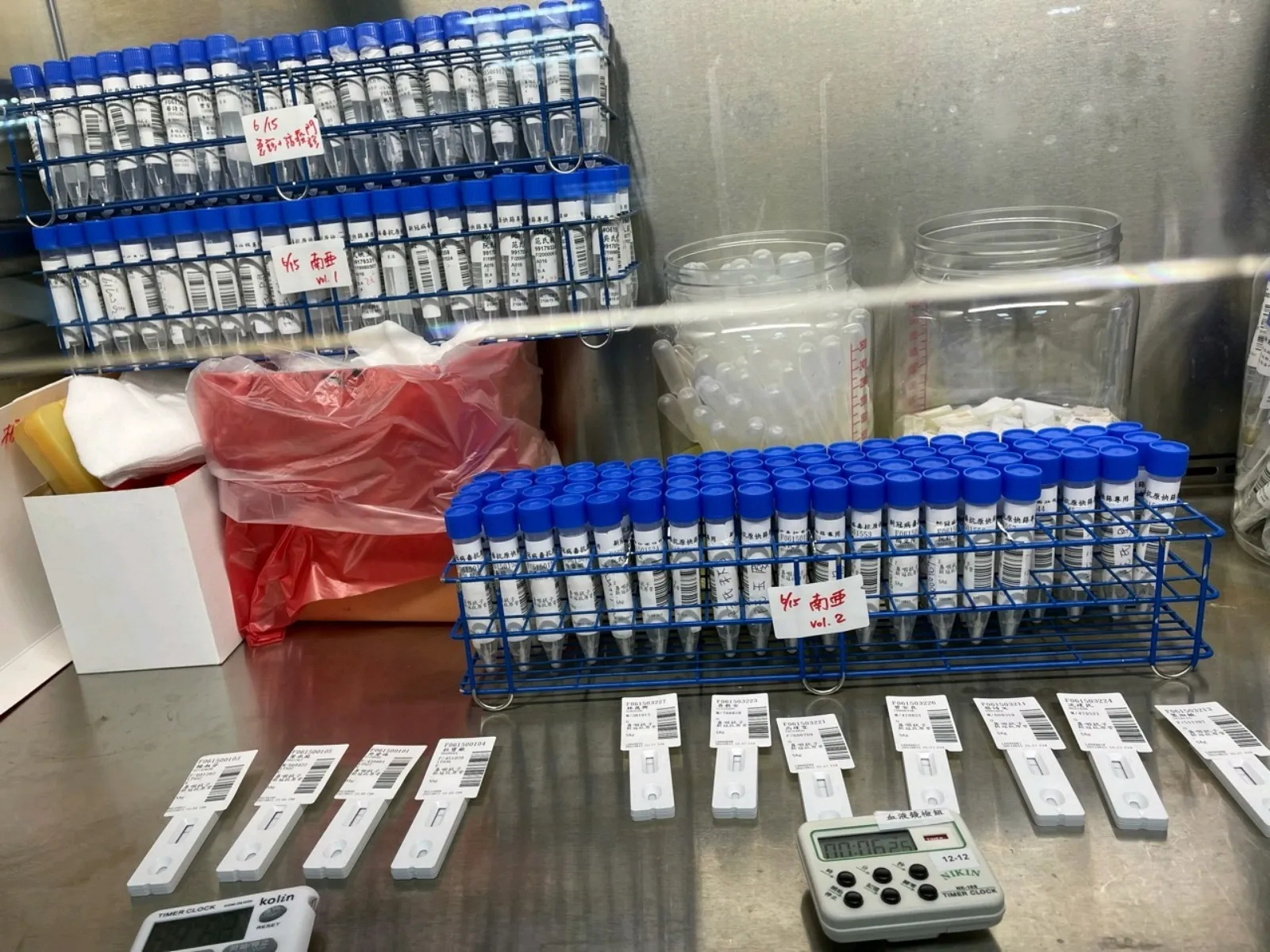 【國家生技醫療品質獎】完成每日5800人次的核酸檢測量能,連續18年通過國際標準認證,並致力相關研究,打造世界級水準的新興感染症檢驗平台